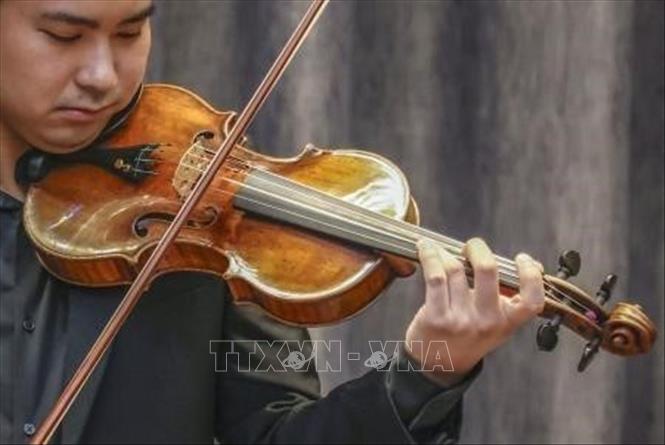 Trong ảnh: Cây đàn violin Stradivarius cổ được chơi tại một sự kiện  ở Tokyo, Nhật Bản, ngày 10/5/2022. Ảnh: Kyodo/TTXVN