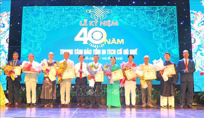 The People's Committee of Thua Thien - Hue province presents certificates of merit to outstanding collectives and individuals who made remarkable contributions to preserve cultural heritage values. VNA Photo: Tường Vi 