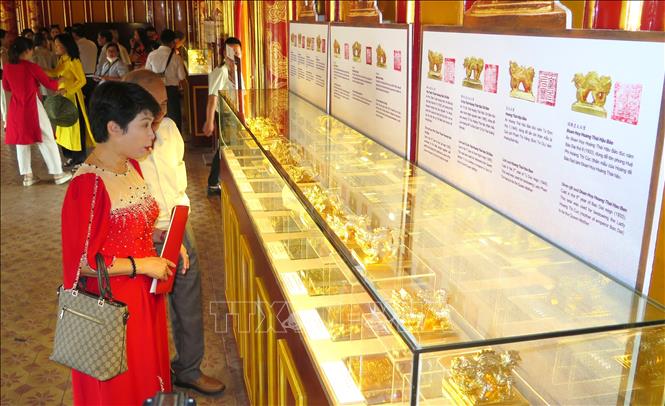 Du khách tham quan Kim ấn triều Nguyễn. Ảnh: Tường Vi - TTXVN.    