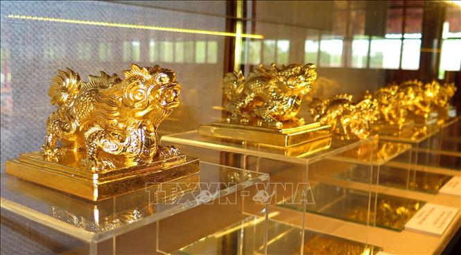 Phiên bản ấn được làm bằng gốm thếp vàng. Ảnh: Tường Vi - TTXVN          