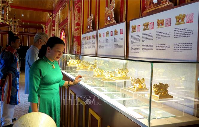 Du khách tham quan trưng bày Kim ấn triều Nguyễn. Ảnh: Tường Vi - TTXVN