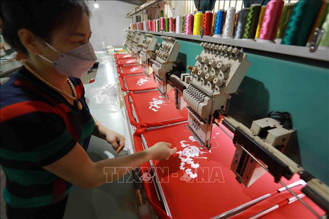 Làng nghề thêu Cổ Chất, xã Dũng Tiến, huyện Thường Tín hiện có khoảng 150 cơ sở và 200 hộ tham gia sản xuất các loại sản phẩm thêu trên áo dài, quần áo thời trang, trang phục biểu diễn... tạo việc làm thu nhập ổn định cho hàng nghìn lao động. Ảnh: Vũ Sinh - TTXVN