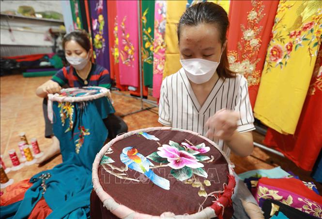 Làng nghề thêu Cổ Chất, xã Dũng Tiến, huyện Thường Tín hiện có khoảng 150 cơ sở và 200 hộ tham gia sản xuất các loại sản phẩm thêu trên áo dài, quần áo thời trang, trang phục biểu diễn... tạo việc làm thu nhập ổn định cho hàng nghìn lao động. Ảnh: Vũ Sinh - TTXVN