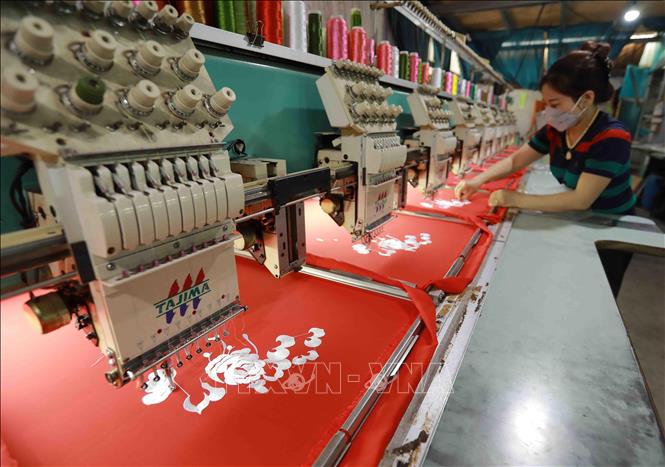 Để đáp ứng nhu cầu sử dụng hàng thêu trên các sản phẩm, nhiều hộ trong làng nghề thêu Cổ Chất, xã Dũng Tiến, huyện Thường Tín đầu tư máy móc tăng sản lượng, giảm nhân công lao động đáp ứng nhu cầu của thị trường. Ảnh: Vũ Sinh - TTXVN