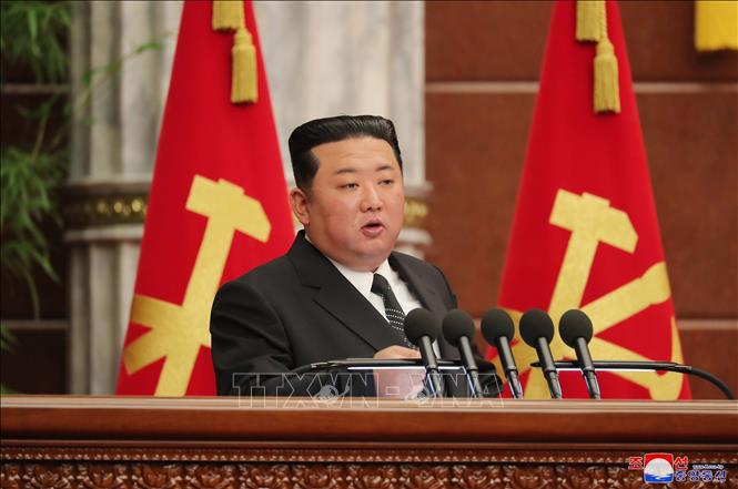 Trong ảnh: Nhà lãnh đạo Triều Tiên Kim Jong-un phát biểu tại phiên họp toàn thể lần thứ 5 Ban chấp hành Trung ương Đảng Lao động Triều Tiên khóa 8 ở Bình Nhưỡng. Ảnh: KCNA/TTXVN