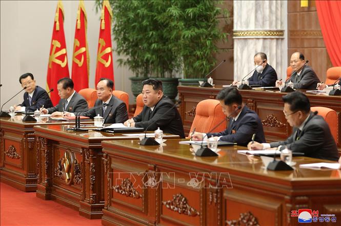 Trong ảnh: Nhà lãnh đạo Triều Tiên Kim Jong-un (giữa)  tại phiên họp toàn thể lần thứ 5 Ban chấp hành Trung ương Đảng Lao động Triều Tiên khóa 8 ở Bình Nhưỡng. Ảnh: KCNA/TTXVN