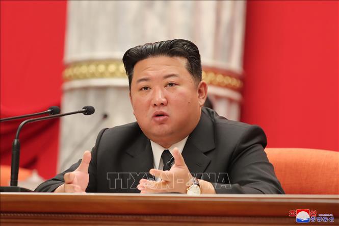 Trong ảnh: Nhà lãnh đạo Triều Tiên Kim Jong-un phát biểu tại phiên họp toàn thể lần thứ 5 Ban chấp hành Trung ương Đảng Lao động Triều Tiên khóa 8 ở Bình Nhưỡng. Ảnh: KCNA/TTXVN