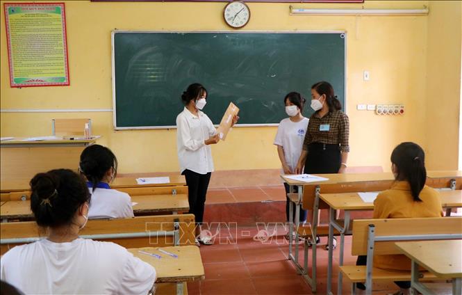 Thí sinh dự thi vào trường THPT Long Châu Sa kiểm tra niêm phong đề thi trong buổi thi môn Ngữ văn. Ảnh: Trung Kiên - TTXVN