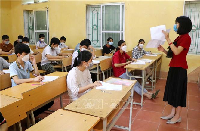 Giám thị coi thi tại Hội đồng coi thi THPT Long Châu Sa hướng dẫn các thí sinh điền thông tin vào giấy thi. Ảnh: Trung Kiên - TTXVN