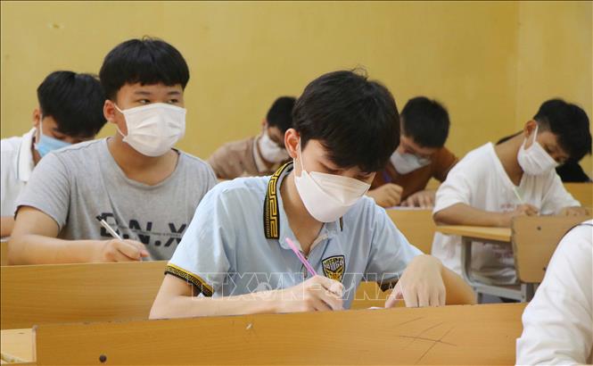 Thí sinh dự thi vào trường THPT Long Châu Sa trong buổi thi môn Ngữ văn. Ảnh: Trung Kiên - TTXVN