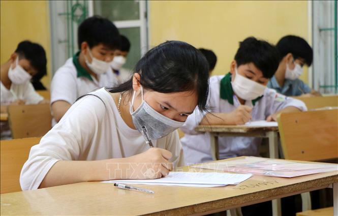 Thí sinh dự thi vào trường THPT Long Châu Sa trong buổi thi môn Ngữ văn. Ảnh: Trung Kiên - TTXVN