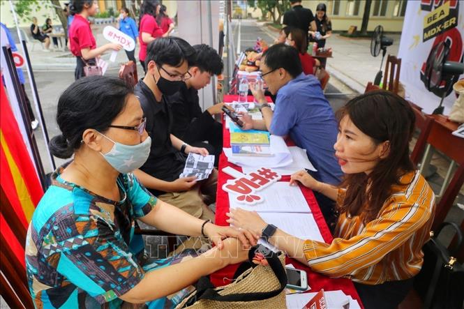 Phụ huynh tìm hiểu thông tin các khoa của Học viện trong ngày hội. Ảnh: Tuấn Đức - TTXVN