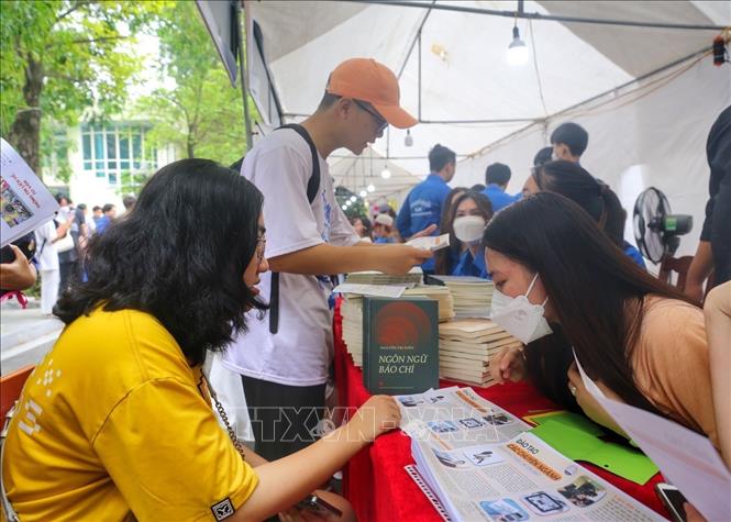 Tư vấn tuyển sinh của các khoa tại Học viện. Ảnh: Tuấn Đức - TTXVN