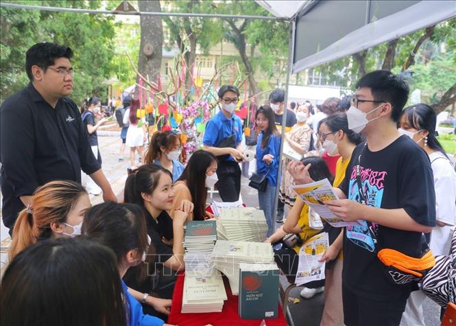 Tư vấn tuyển sinh của các khoa tại Học viện. Ảnh: Tuấn Đức - TTXVN