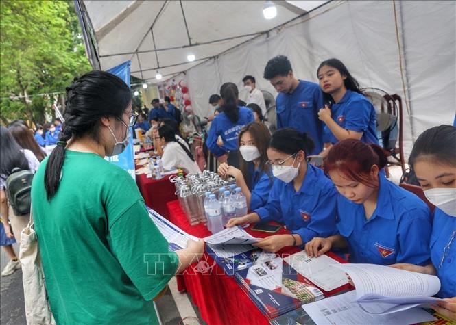 Tư vấn tuyển sinh của các khoa tại Học viện. Ảnh: Tuấn Đức - TTXVN