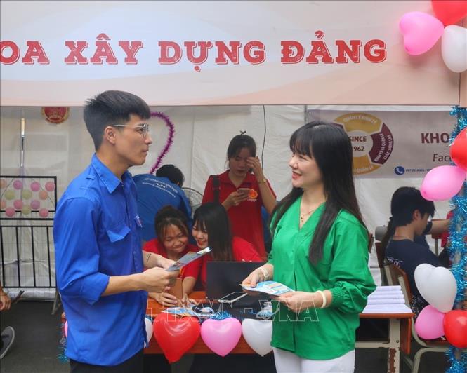 Tư vấn tuyển sinh của các khoa tại Học viện. Ảnh: Tuấn Đức - TTXVN