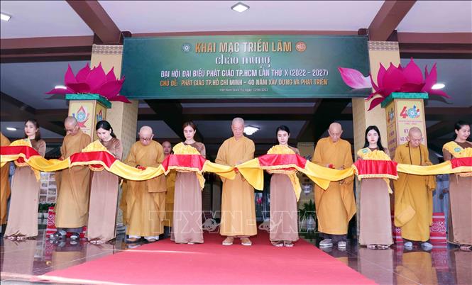 Nghi lễ cắt băng khai mạc triển lãm. Ảnh: Xuân Khu-TTXVN