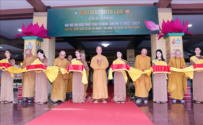 Đại lão Hòa thượng Thích Trí Quảng, Quyền Pháp chủ Giáo hội Phật giáo Việt Nam, Trưởng Ban Trị sự Giáo hội Phật giáo Việt Nam Thành phố (giữa) thực hiện nghi thức cắt băng khai mạc Triển làm. Ảnh: Xuân Khu-TTXVN