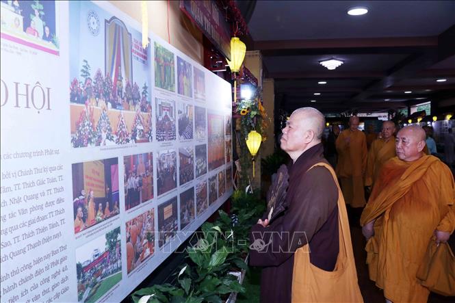 Các Tăng Ni tham quan Triển lãm “Phật giáo Thành phố Hồ Chí Minh bốn mươi năm xây dựng và phát triển”. Ảnh: Xuân Khu-TTXVN
