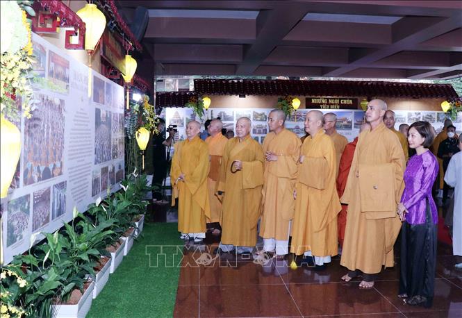 Những hình ảnh tiêu biểu nhất về quá trình xây dựng và phát triển của Giáo hội Phật giáo Việt Nam Thành phố Hồ Chí Minh trong 40 năm qua được giới thiệu tại triển lãm. Ảnh: Xuân Khu-TTXVN