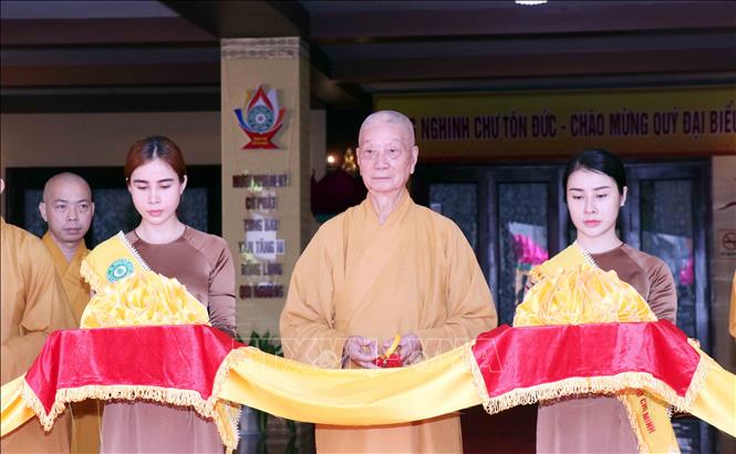 Đại lão Hòa thượng Thích Trí Quảng, Quyền Pháp chủ Giáo hội Phật giáo Việt Nam, Trưởng Ban Trị sự Giáo hội Phật giáo Việt Nam Thành phố thực hiện nghi thức cắt băng khai mạc Triển làm. Ảnh: Xuân Khu-TTXVN