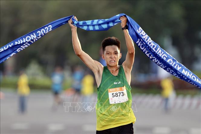 Nguyễn Thành Đạt trở thành nhà vô địch cự ly 5km nam Giải chạy VnExpress Marathon Quy Nhơn 2022. Ảnh: Nguyên Linh-TTXVN
