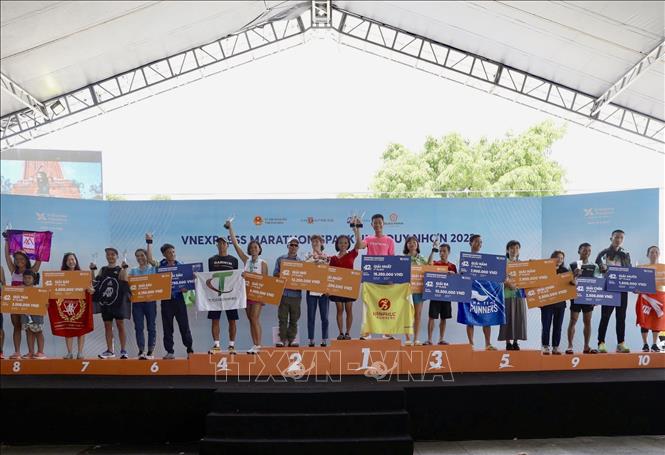 Trao các giải thưởng cho các vận động viên có thành tích cao tại Giải chạy VnExpress Marathon Quy Nhơn 2022. Ảnh: Nguyên Linh-TTXVN