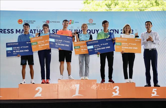 Trao các giải thưởng cho các vận động viên có thành tích cao tại Giải chạy VnExpress Marathon Quy Nhơn 2022. Ảnh: Nguyên Linh-TTXVN