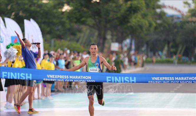 Lê Văn Tuấn bảo vệ thành công chức vô địch tại Giải chạy VnExpress Marathon Quy Nhơn 2022. Ảnh: Nguyên Linh-TTXVN