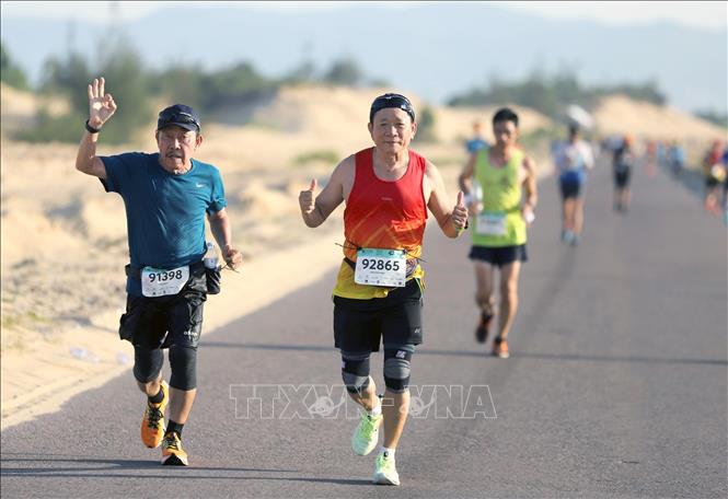 Giải chạy VnExpress Marathon Quy Nhơn 2022 có nhiều vận động viên lớn tuổi tham gia. Ảnh: Nguyên Linh-TTXVN