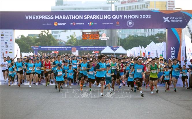 Giải chạy VnExpress Marathon Quy Nhơn 2022 có khoảng 10.000 người tham gia. Ảnh: Nguyên Linh-TTXVN