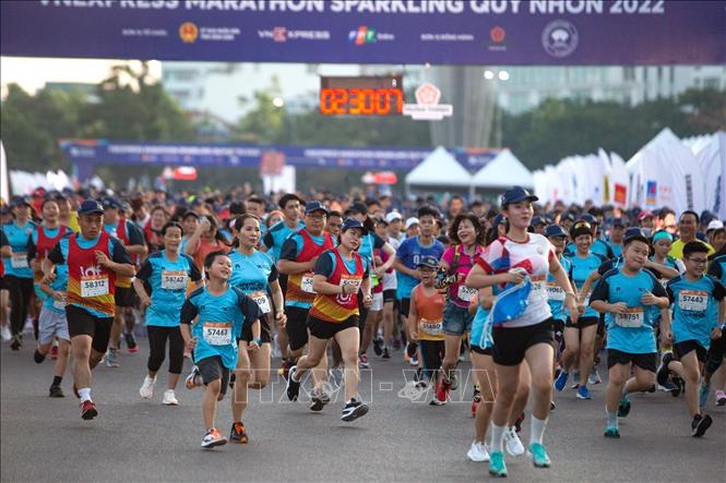 Giải chạy VnExpress Marathon Quy Nhơn 2022 có khoảng 10.000 người tham gia. Ảnh: Nguyên Linh-TTXVN