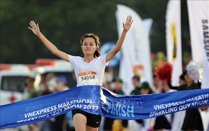 Nguyễn Thị Kim Luyến trở thành nhà vô địch cự ly 5km nữ Giải chạy VnExpress Marathon Quy Nhơn 2022. Ảnh: Nguyên Linh-TTXVN