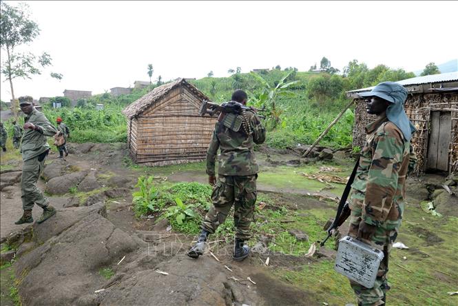Trong ảnh (tư liệu): Các tay súng M23 gác tại Mutaho, CHDC Congo. Ảnh: AFP/ TTXVN