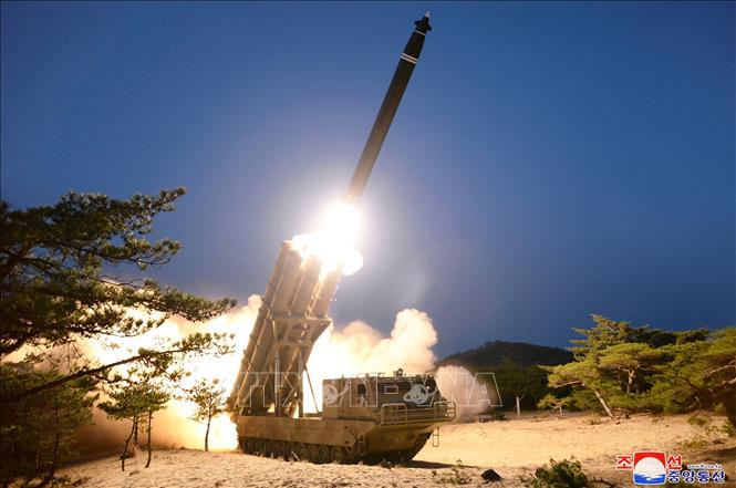 Trong ảnh (tư liệu do Hãng thông tấn Trung ương Triều Tiên đăng phát ngày 30/3/2020): Một vụ phóng thử rocket đa nòng siêu lớn tại một địa điểm bí mật ở Triều Tiên. Ảnh: AFP/TTXVN 