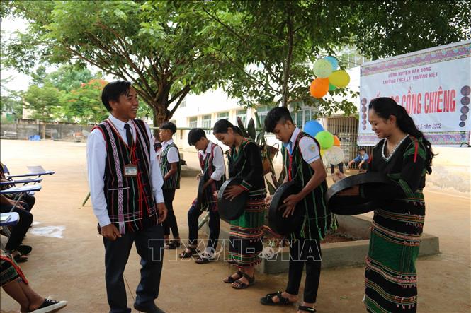 In an open space decorated with cultural characteristics of the M'Nong ethnic group, the children excitedly learn about the cultural roots of the gong./.