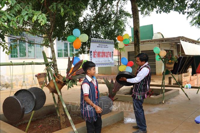 In an open space decorated with cultural characteristics of the M'Nong ethnic group, the children excitedly learn about the cultural roots of the gong./.