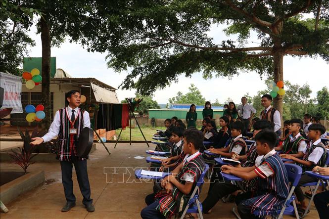 In an open space decorated with cultural characteristics of the M'Nong ethnic group, the children excitedly learn about the cultural roots of the gong./.
