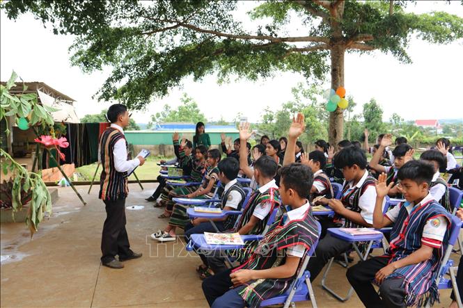 In an open space decorated with cultural characteristics of the M'Nong ethnic group, the children excitedly learn about the cultural roots of the gong./.