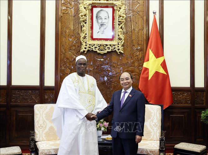 Chủ tịch nước Nguyễn Xuân Phúc tiếp Đại sứ Cộng hoà Sénégal Abdoulaye Barro đến trình Quốc thư. Ảnh: Thống Nhất – TTXVN