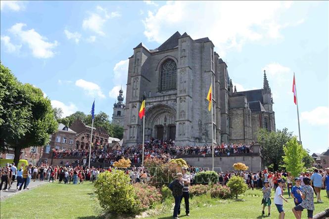 Người dân thành phố Mons tập trung tại nhà thờ trung tâm xem lễ rước cỗ xe vàng Card'or (cỗ xe vàng được kéo bằng những con ngựa thồ) trong Lễ hội Doudou ở thành phố Mons. Ảnh: Hương Giang  - PV TTXVN tại Bỉ 