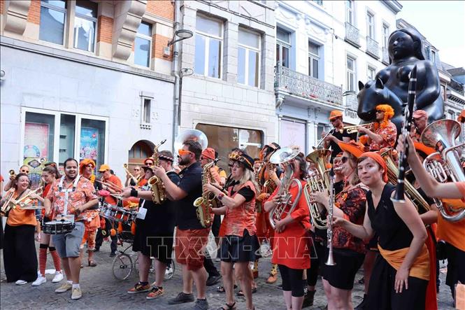 Ban nhạc kèn đồng biểu diễn trong Lễ hội Doudou ở thành phố Mons. Ảnh: Hương Giang - PV TTXVN tại Bỉ 