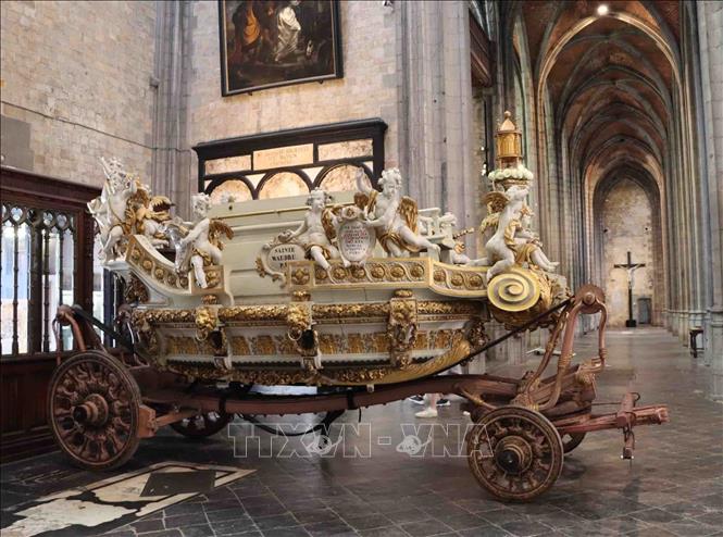 Cỗ xe 200 năm tuổi thuộc nghi lễ cỗ xe Car d’or (cỗ xe vàng được kéo bằng những con ngựa thồ) trong Lễ hội Doudou ở thành phố Mons. Ảnh: Hương Giang - PV TTXVN tại Bỉ 