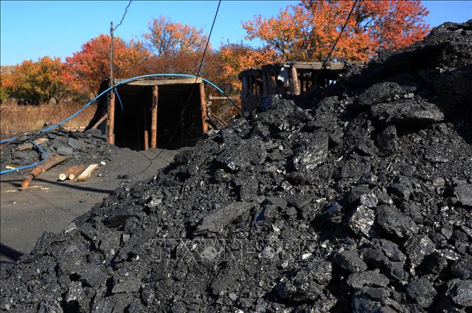 Trong ảnh: Than đá được khai thác tại mỏ than gần Torez, Ukraine. Ảnh: AFP/TTXVN