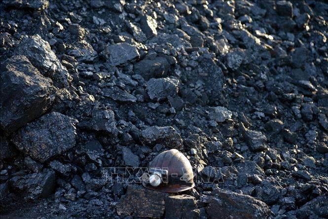 Trong ảnh: Than đá được khai thác tại mỏ than gần Torez, Ukraine. Ảnh: AFP/TTXVN