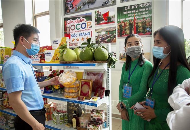 Trong ảnh: Giới thiệu với khách hàng về các sản phẩm OCOP Sóc Trăng. Ảnh: Hồng Đạt - TTXVN