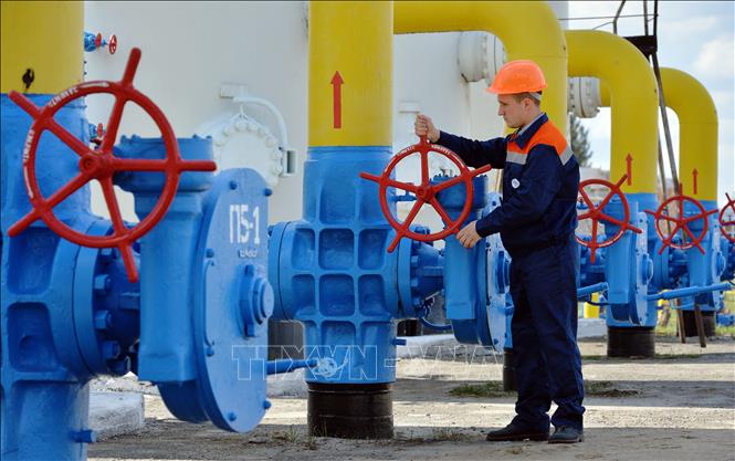 Trong ảnh: Nhân viên vận hành đường ống dẫn khí tại trạm bơm khí đốt ở thị trấn Boyarka, Kiev (Ukraine) ngày 22/4/2015. Ảnh: AFP/TTXVN