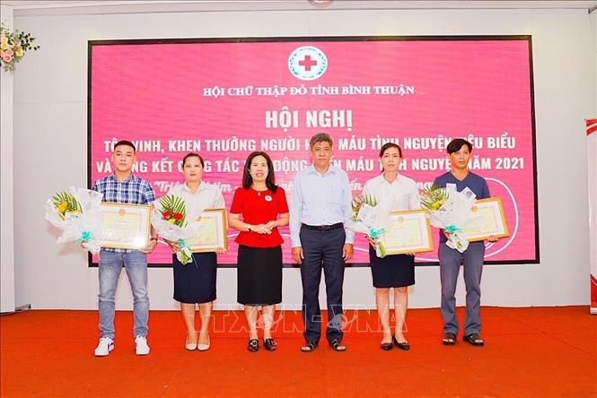 Trong ảnh: Trao tặng Bằng khen cho các đơn vị có thành tích tốt trong công tác vận động hiến máu tình nguyện. Ảnh: Hồng Hiếu- TTXVN