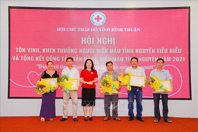 Trong ảnh: Trao Giấy khen cho các gia đình, cá nhân điển hình vì nghĩa cử cao đẹp “hiến máu cứu người”. Ảnh: Hồng Hiếu- TTXVN