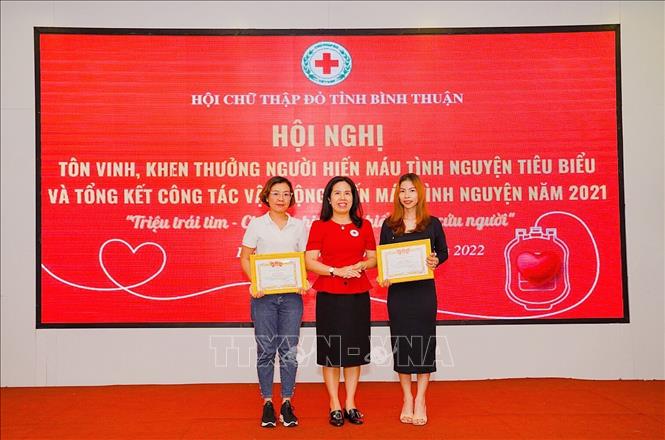 Trong ảnh: Trao Giấy khen cho các cá nhân hiến máu điển hình. Ảnh: Hồng Hiếu- TTXVN